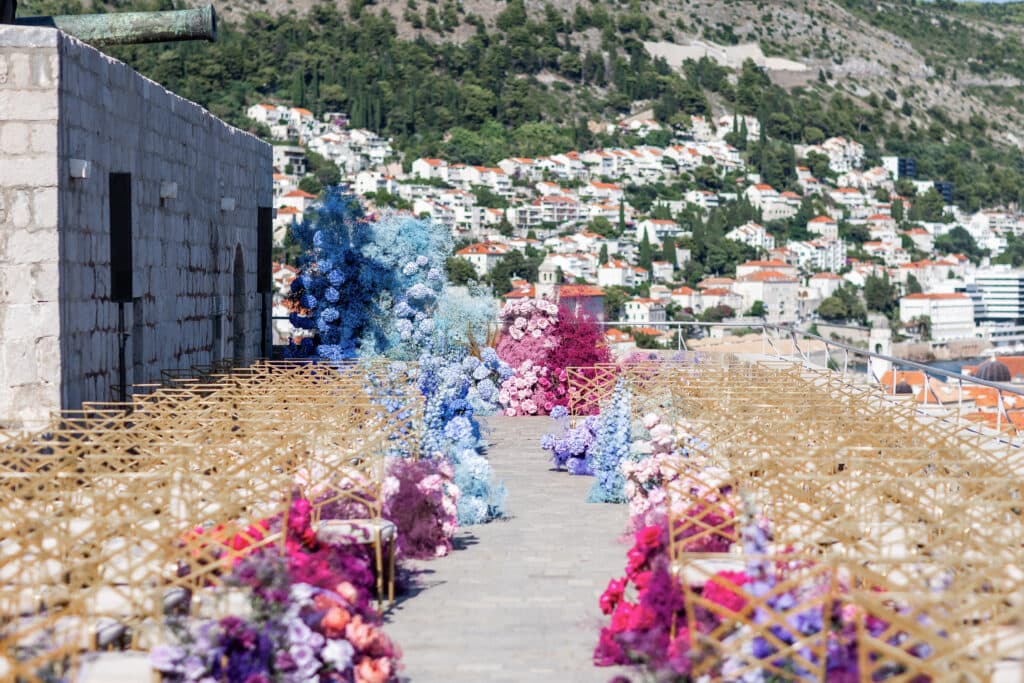 How Solid Colors Are Transforming Wedding Décor