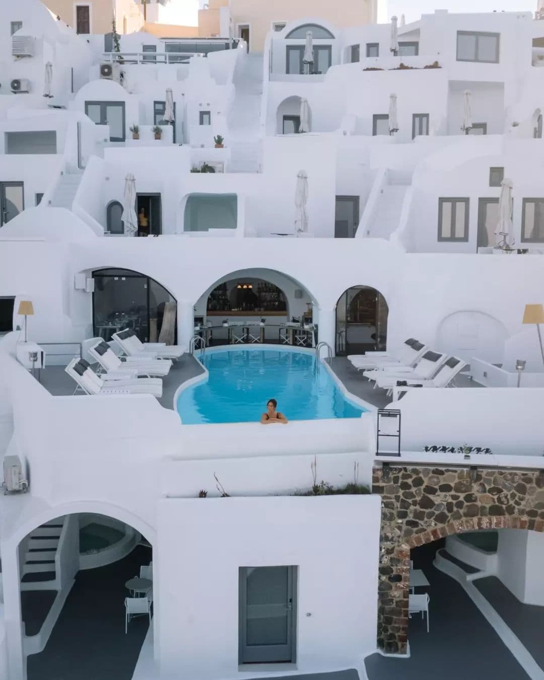 SANTORINI HONEYMOON: DISCOVER THE TOP 10 ROMANTIC ESCAPES