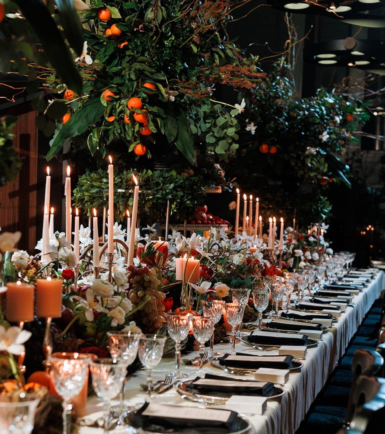 Trending Wedding Tablescapes: The Organic Elegance of Fruits, Florals, and Greenery