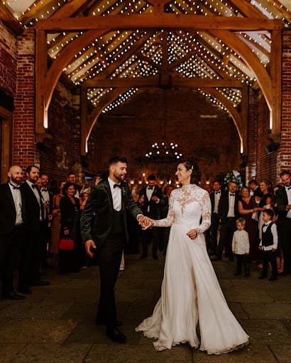 10 Unique Holiday-Themed Wedding Ideas