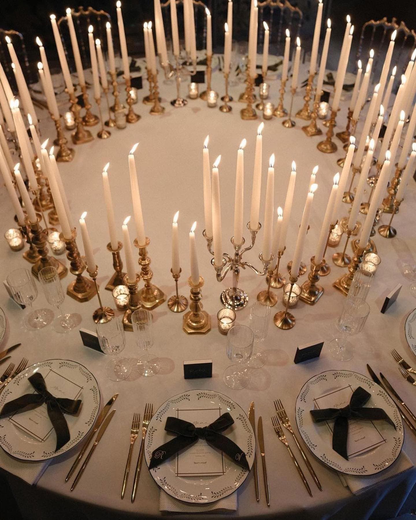 Trending: Candlelight Centerpiece & Bow Place Setting