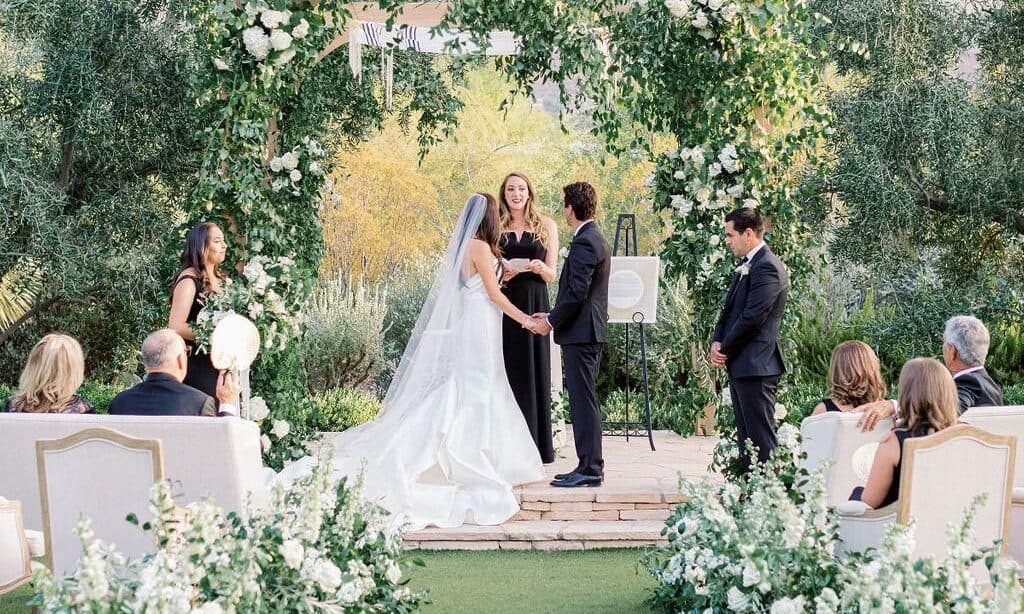 How to Decide If a Micro or a Big Wedding Is the Right One for You