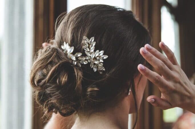10 Elegant Ways to Style Wavy Hair for Your Wedding