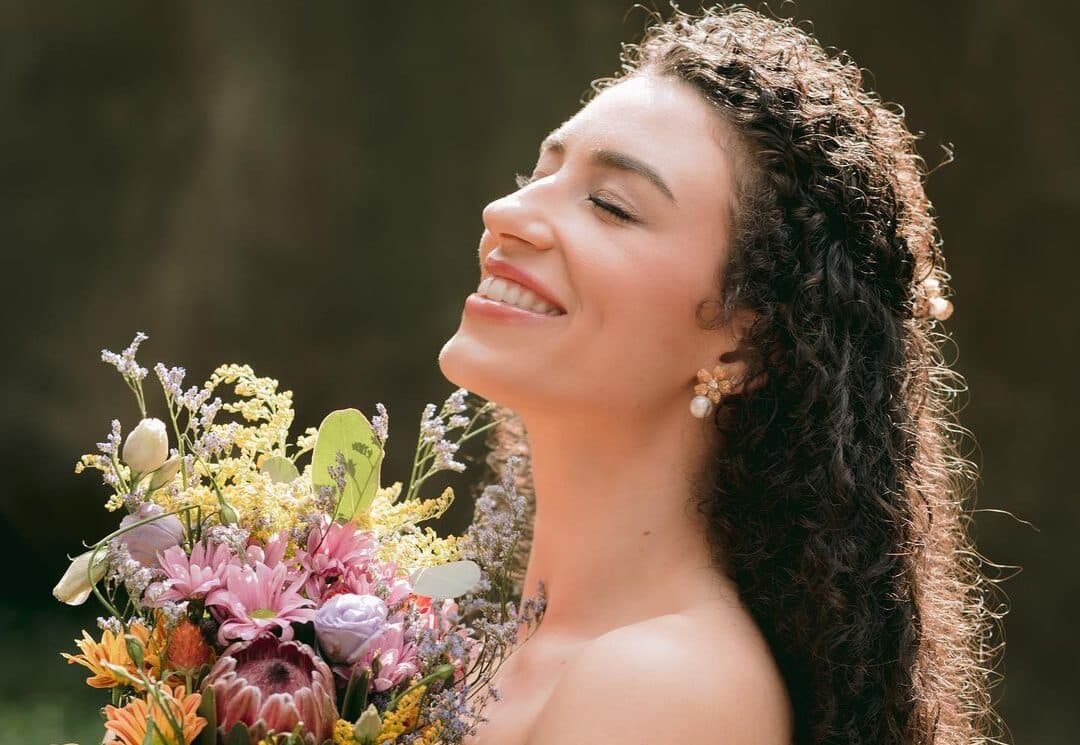 7 Natural, Effortless Bridal Hairstyles for Curly Hair 
