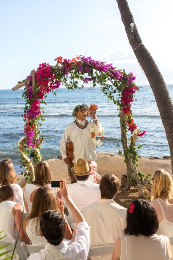 6 Mesmerizing Hawaiian Wedding Traditions