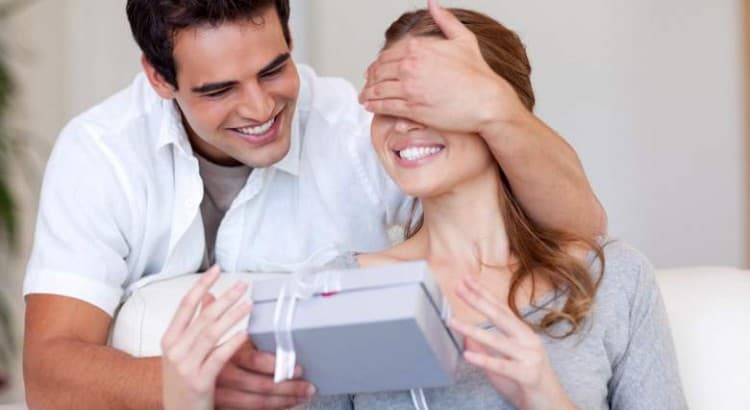 What Are The Traditional Wedding Anniversary Gifts For Each Year?​