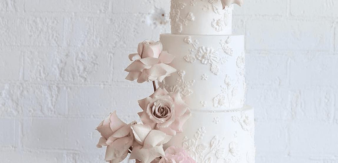 10 Creative Ways To Decorate A White Wedding Cake