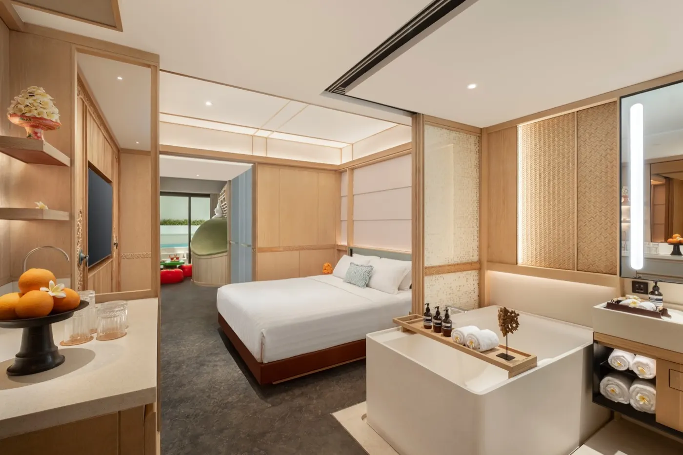 Suite with bathtub
