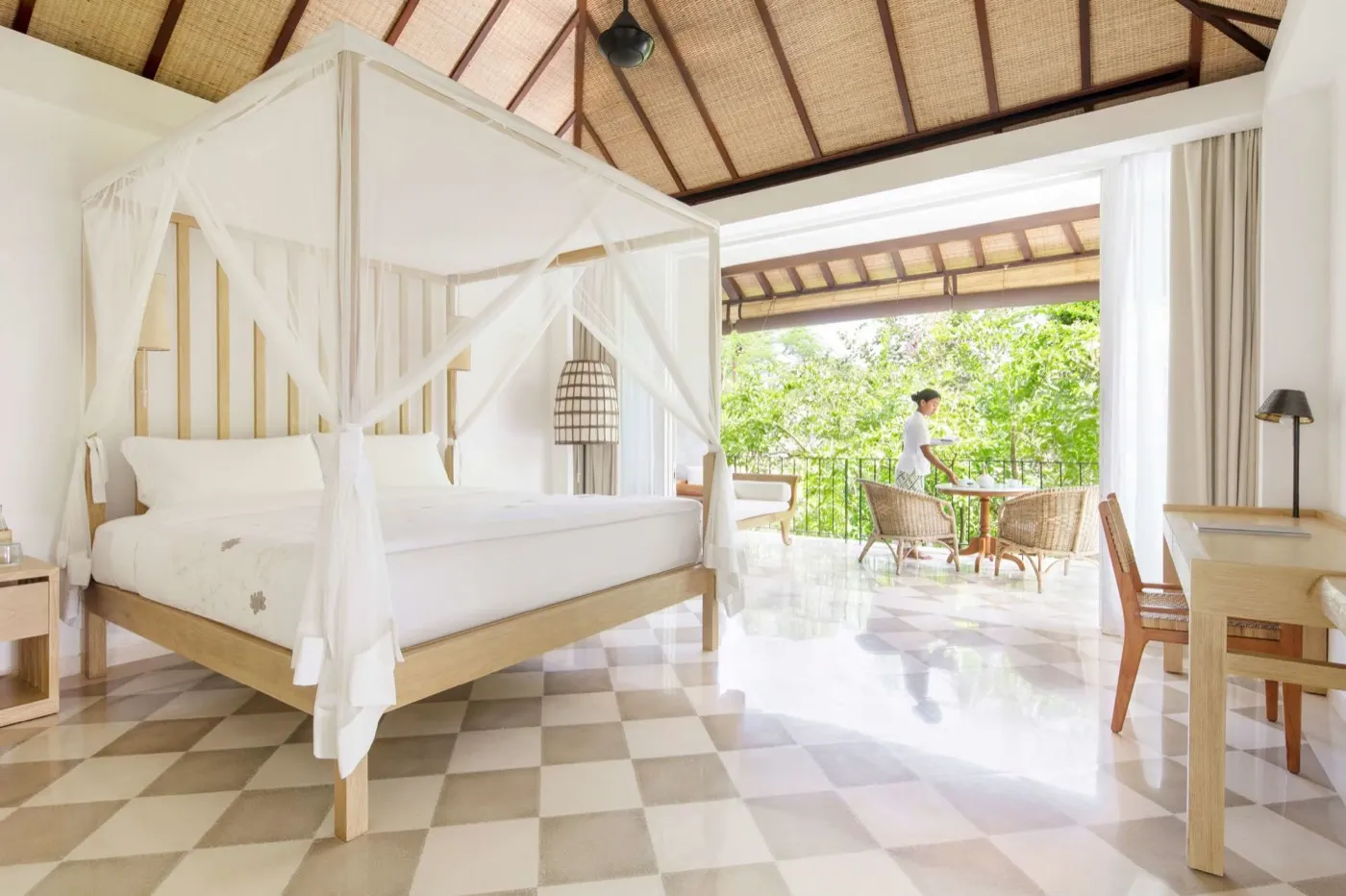 Canopy bed room