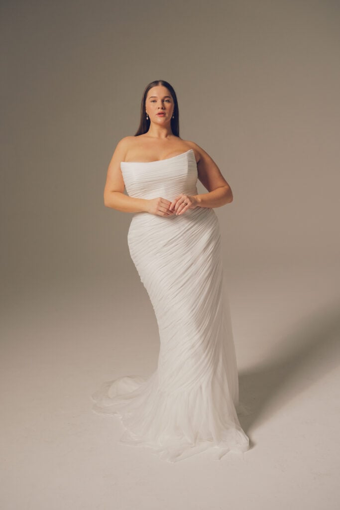 Hera Couture’s Luminaire Collection Aquila Curve
