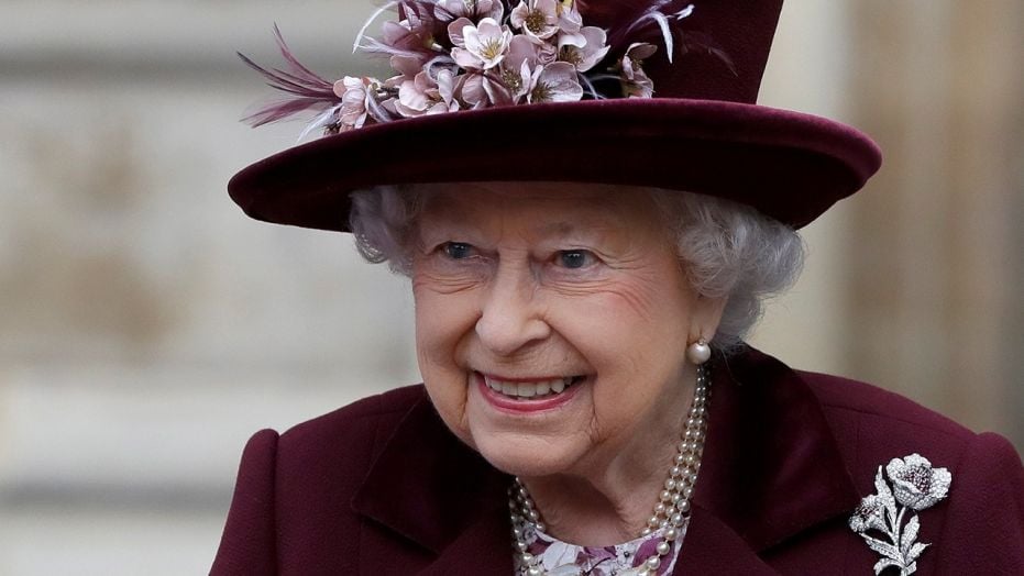 queen elizabeth maroon outfit