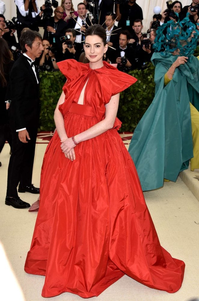 Anne-Hathaway_-2018-MET-Gala--01-662x1001