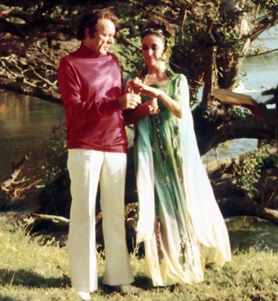 Elizabeth Taylor and Richard Burton green dress