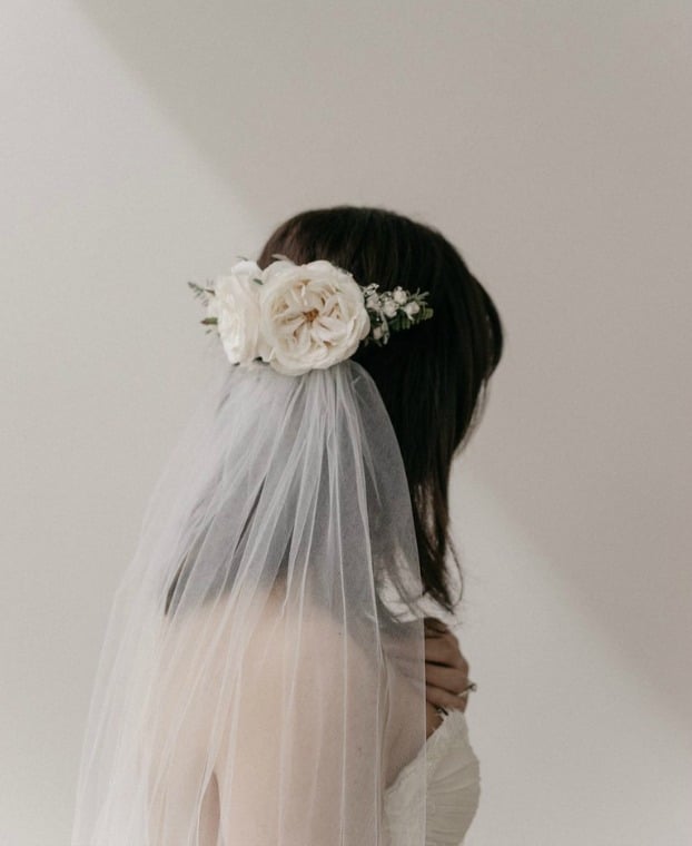how to wear a headpiece on your wedding day