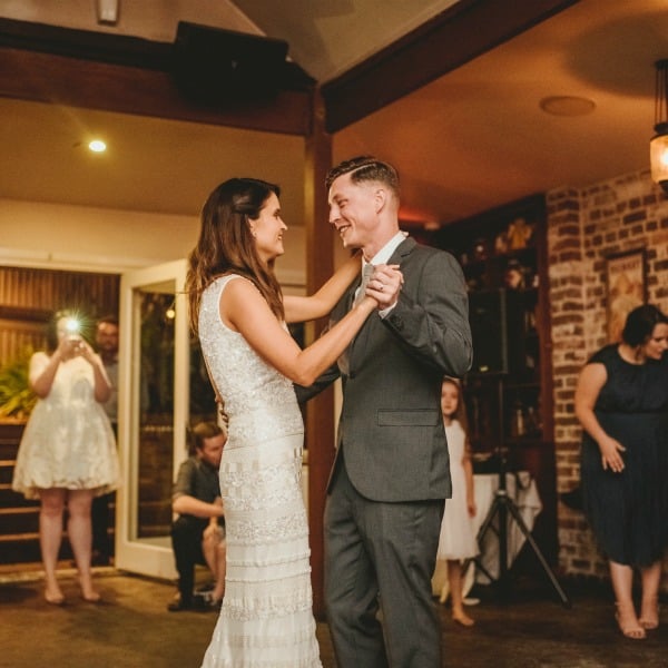 kathryn and ben relaxed country wedding 