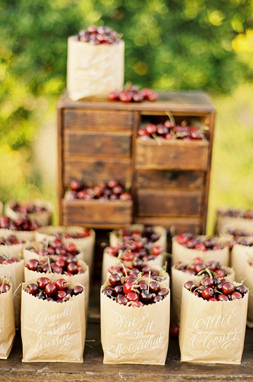 Give your guests fresh, handpicked cherries in brown bags made from recycled paper as a country wedding favor.: 