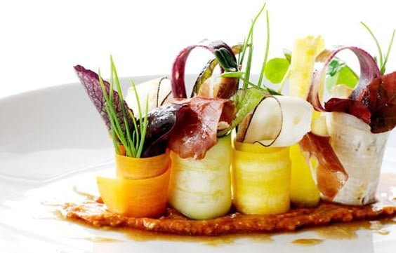 I love to present a salad this way (Romesco with Bellota ham, vegetables and salad): 