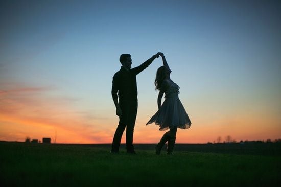 couple dancing as the suns sets: 