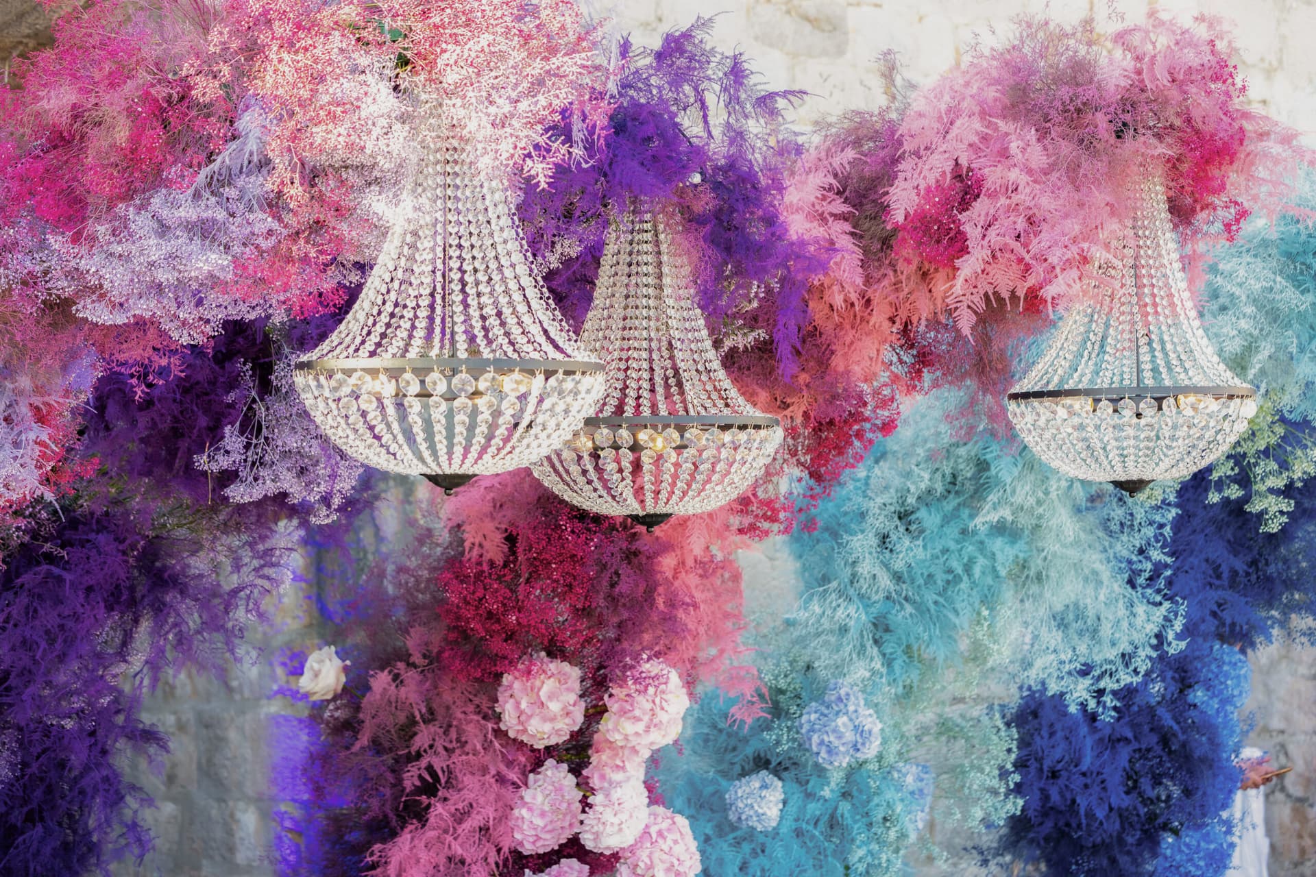 How Solid Colors Are Transforming The Traditional Wedding Décor