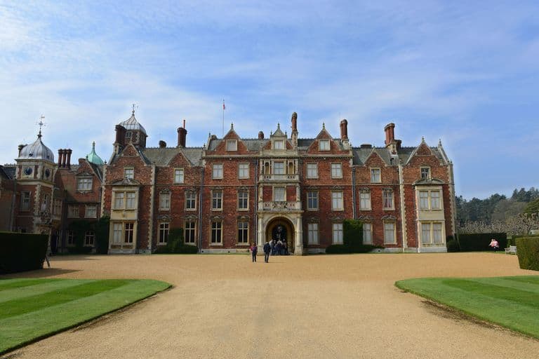 You’ll Never Guess The Queen’s Wedding Gift To Prince Harry And Meghan Markle