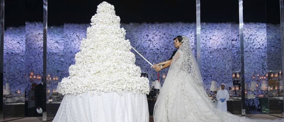9 OF THE BIGGEST WEDDING CAKES IN THE WORLD