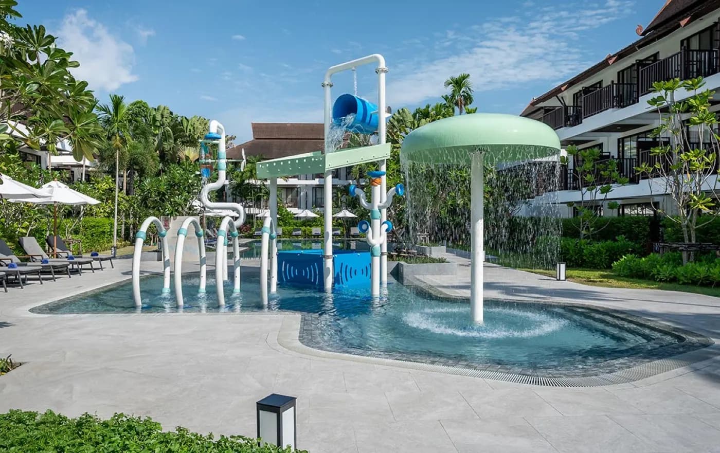 Kids splash pool