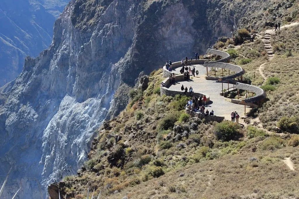 The Cruz del Condor lookout path on the edge of the Colca Canyon