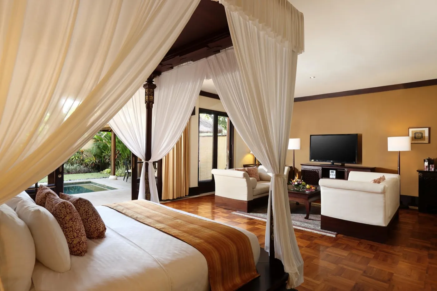 Canopy bed suite