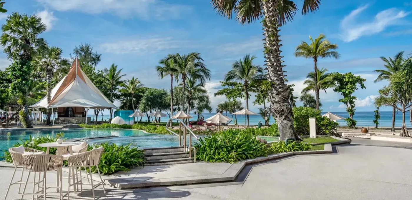 Pool terrace by the beach
