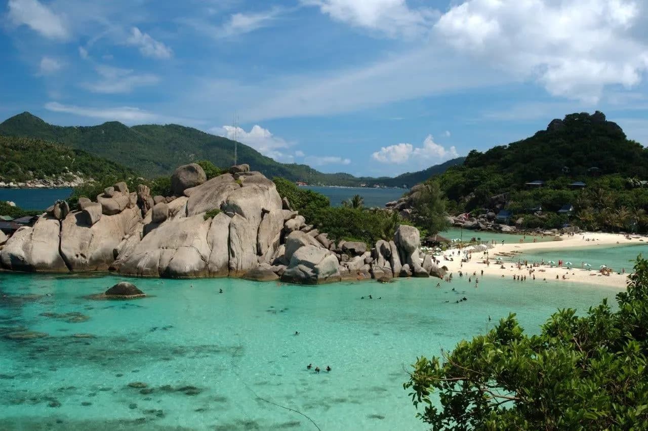 Boulders and a white sandbar linking the small islands of Koh Nang Yuan