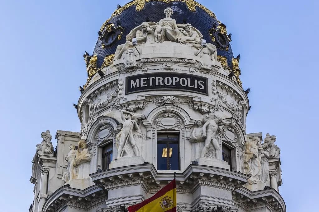 The sculpted dome and lettering of the Metrópolis building