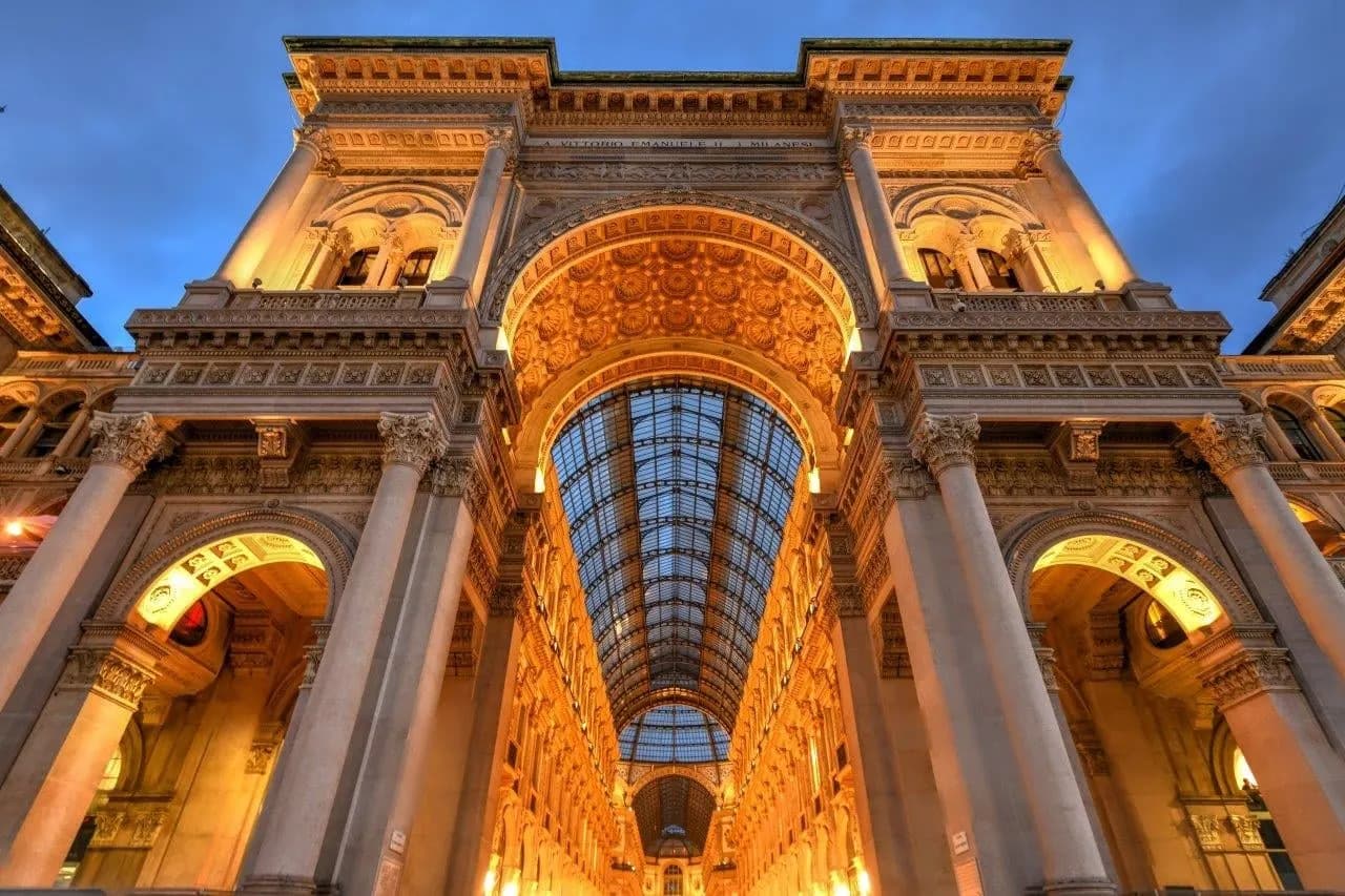 Arrive in Milan, an evening walk