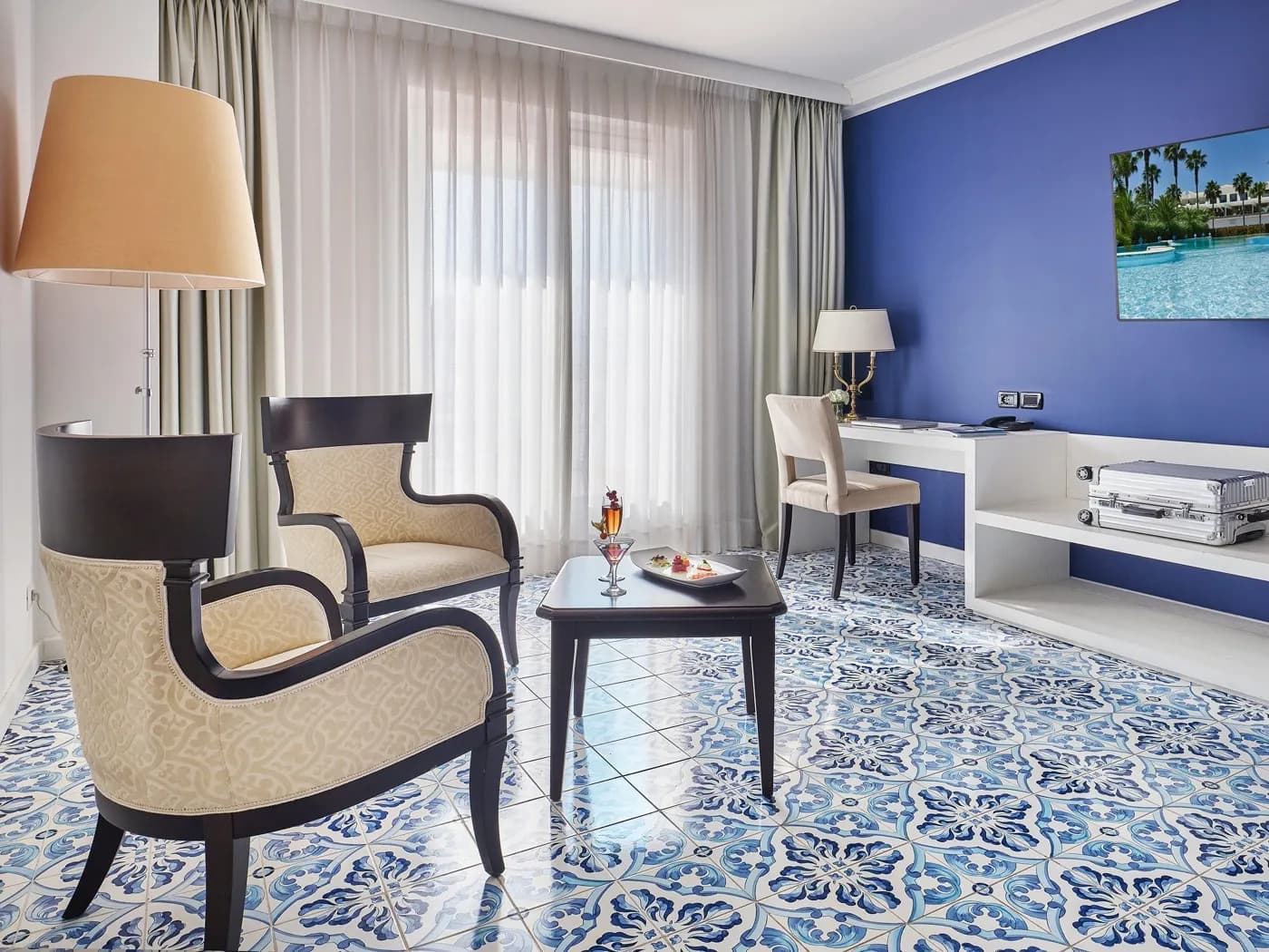 Guest room sitting area