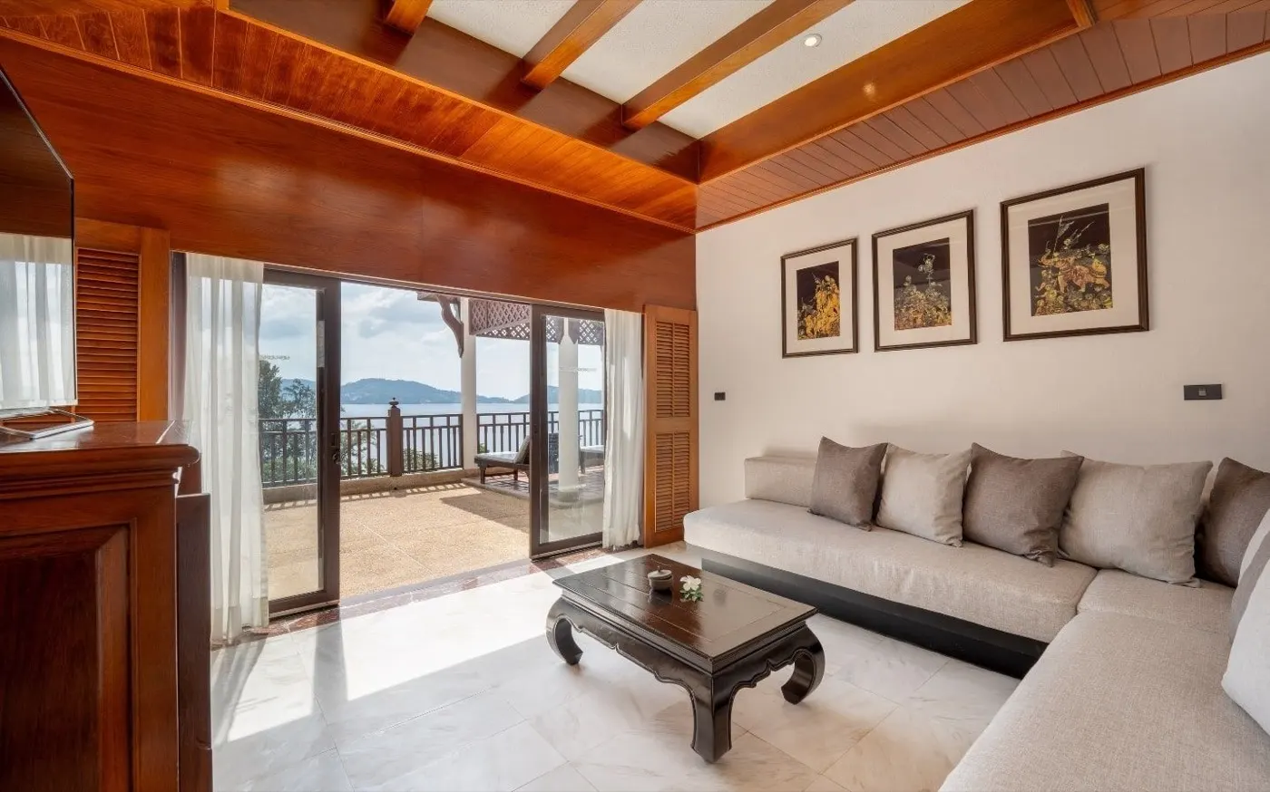 Sea view suite lounge
