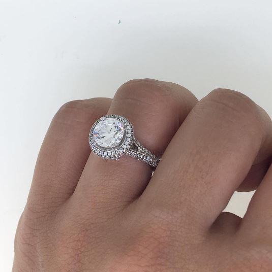 round cut diamond engagement ring 