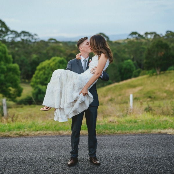 kathryn and ben relaxed country wedding 