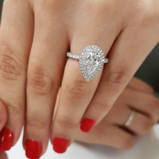 pear cut diamond engagement ring 