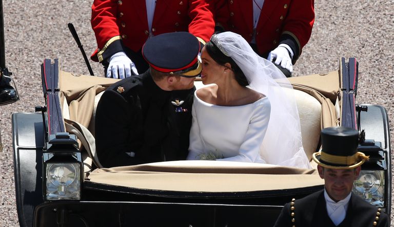 harry and meghan carriage kiss