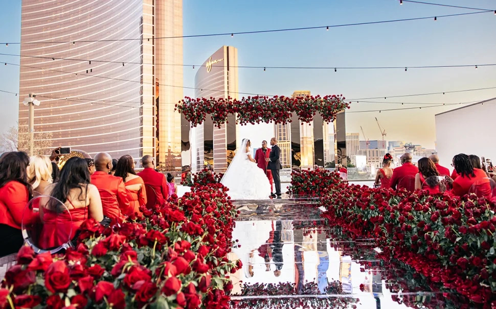 Wedding in the city, with red roses as decor