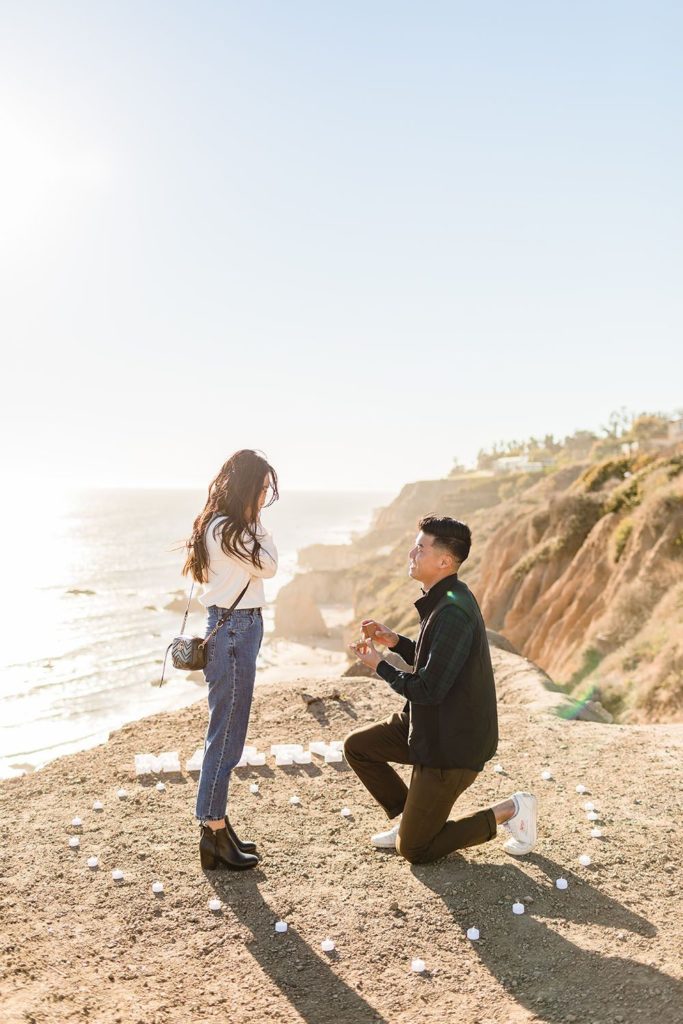 Couple proposal with a beautiful sea backdrop