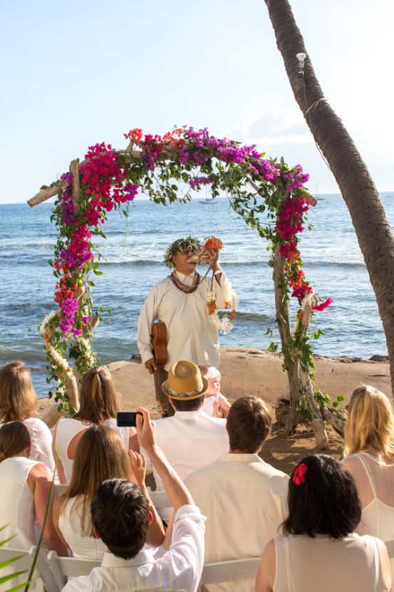 Blowing of The Pū one of the Hawaiian wedding tranditions.