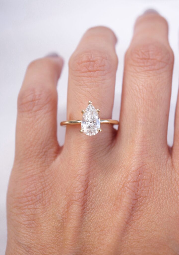 Pear-shaped diamond engagement ring for Leos.