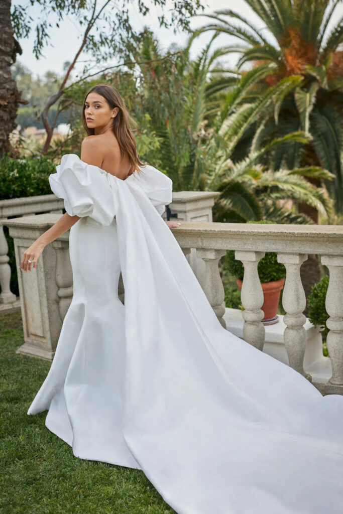 Bridal trend 2023 chic and sophisticated puff sleeves.