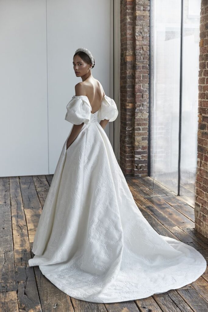 Bridal trend 2023 elegant and delicate Puff Sleeves.