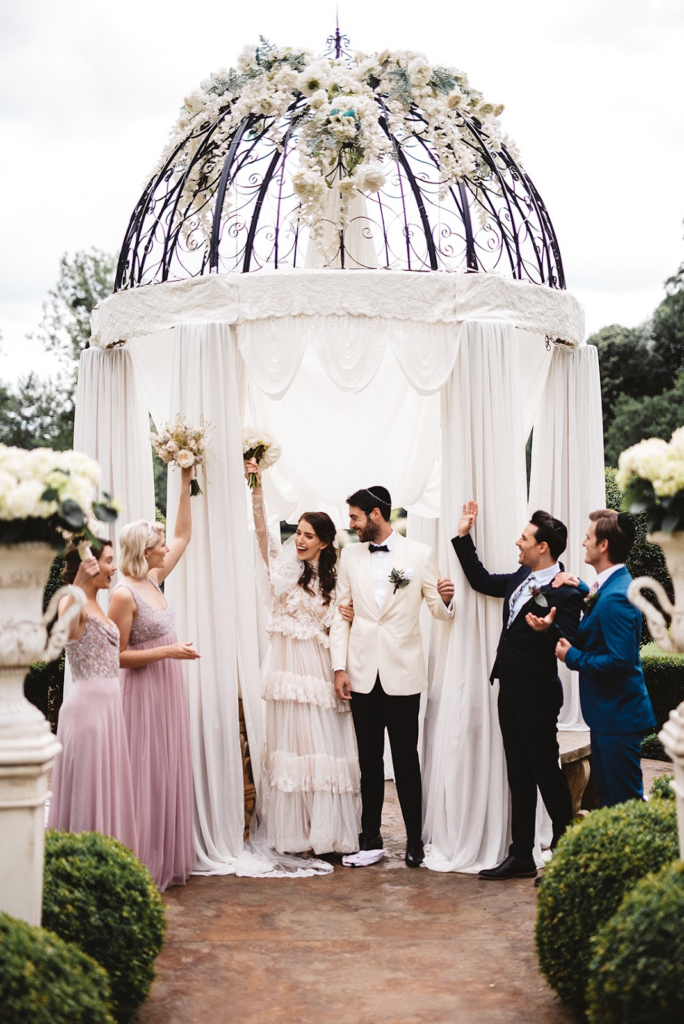 Happy couple in their Jewish wedding.