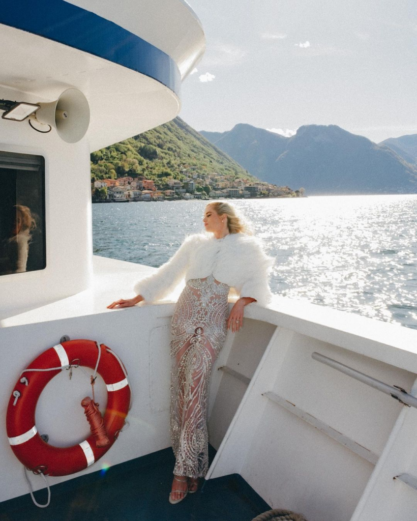 Stunning bride sailing on the Lake Como.