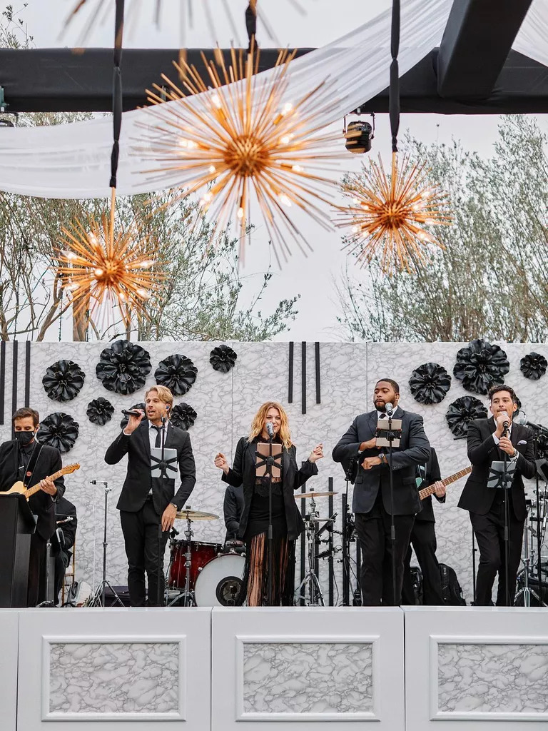 Hire a live band to make your wedding more luxurious. 