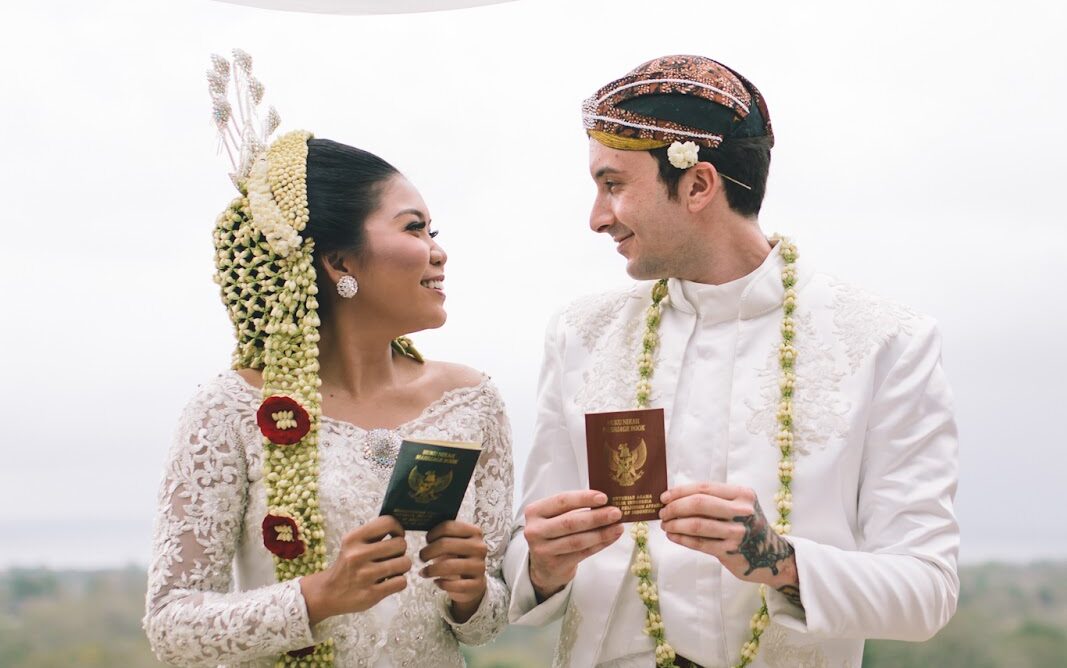 10 of the Most Captivating Wedding Traditions in Indonesia - Wedded  Wonderland