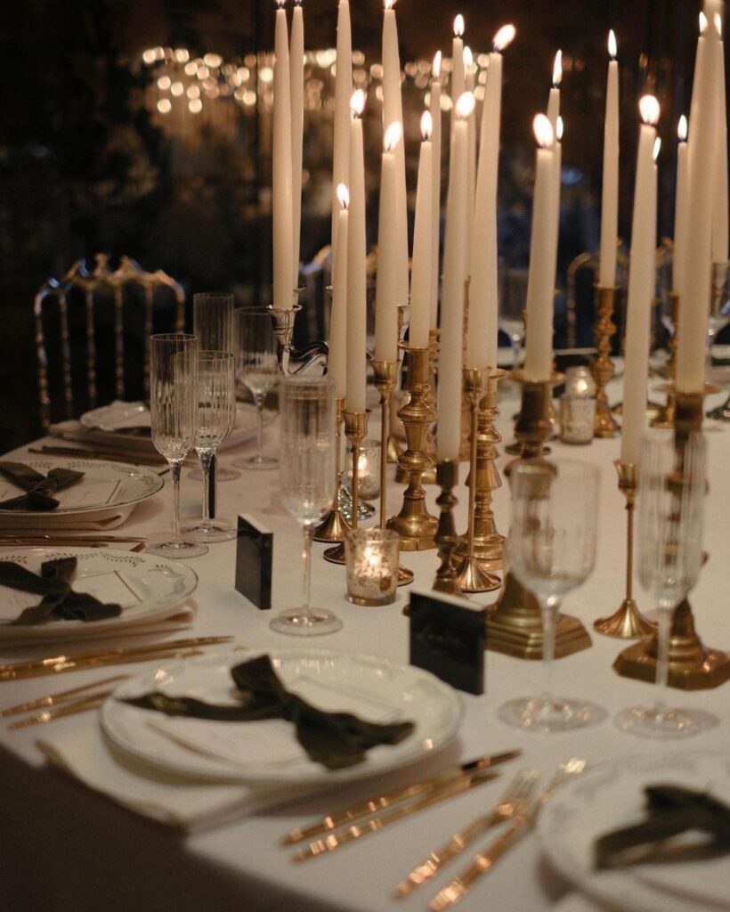 Trending: Candlelight Centerpiece & Bow Place Setting