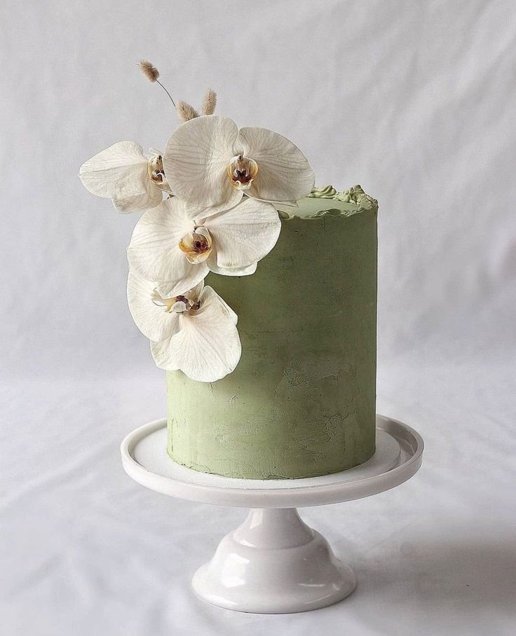 Why Small Wedding Cakes Are Trending Now